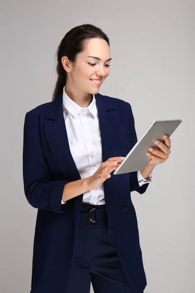 Mulher Negócios Bonita Com Computador Tablet Fundo Cinza — Fotografia de Stock