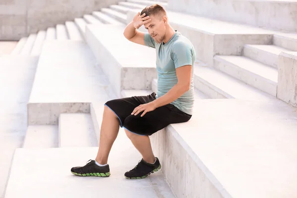 Joven Deportivo Descansando Después Entrenar Aire Libre — Foto de Stock