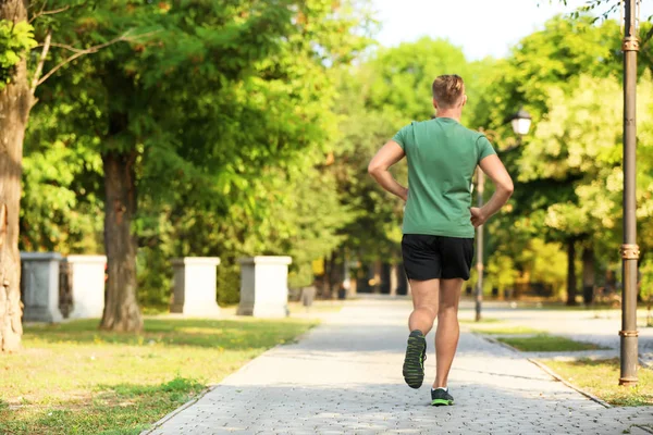 Giovane Sportivo Che Corre Nel Parco — Foto Stock