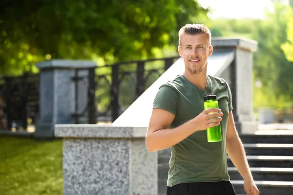 Sportowy Młodzieniec Pijący Wodę Świeżym Powietrzu — Zdjęcie stockowe