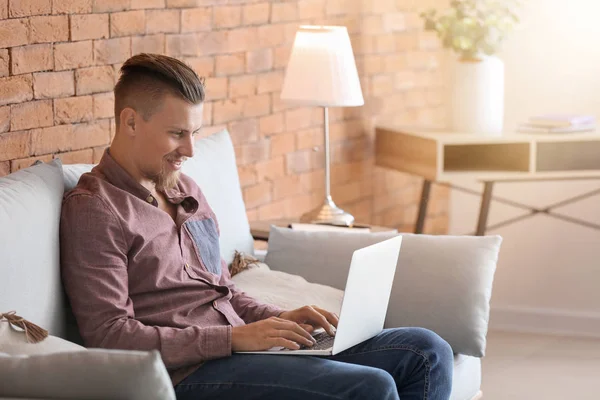 Freelancer Bonito Trabalhando Laptop Casa — Fotografia de Stock