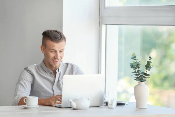 Happy Freelancer Working Laptop Cafe — Stock Photo, Image