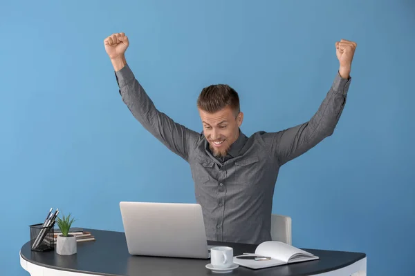 Happy Freelancer Working Laptop Office — Stock Photo, Image