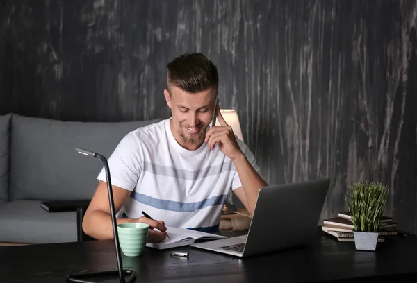 Fiatal Szabadúszó Miközben Dolgozik Laptop Este Telefonon Beszél — Stock Fotó