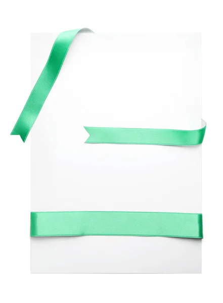 Cartão Papel Branco Com Fitas Cetim Verde Sobre Fundo Branco — Fotografia de Stock