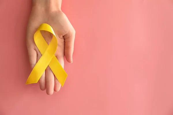 Жінка Тримає Жовту Стрічку Кольоровому Фоні Концепція Обізнаності Про Рак — стокове фото