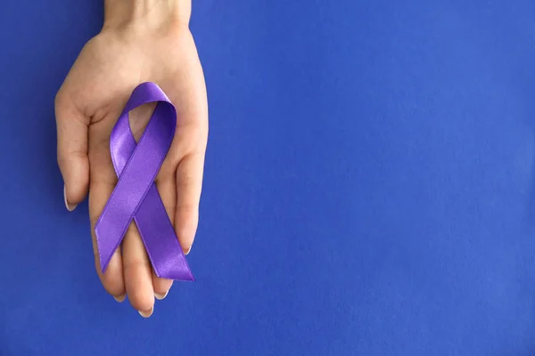 Woman Holding Purple Ribbon Color Background Pancreatic Cancer Awareness Concept — Stock Photo, Image