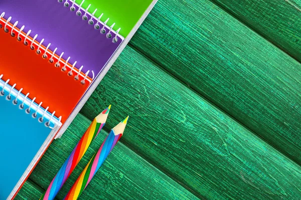Ensemble Carnets Avec Crayons Sur Fond Bois Couleur — Photo