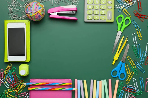 Schulschreibwaren Mit Handy Auf Farbigem Hintergrund — Stockfoto
