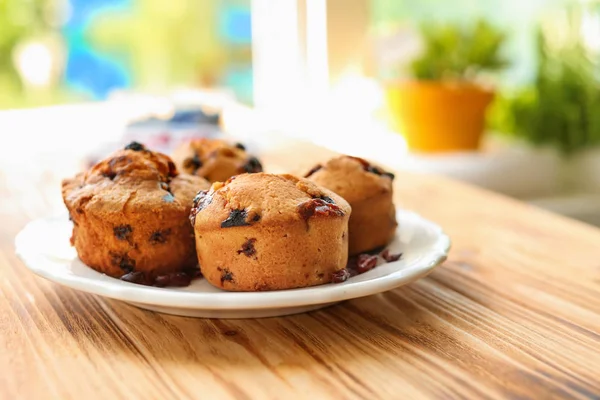 Placa Com Muffins Saborosos Mesa Madeira — Fotografia de Stock