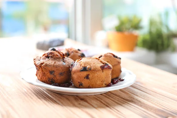 Teller Mit Leckeren Muffins Auf Holztisch — Stockfoto