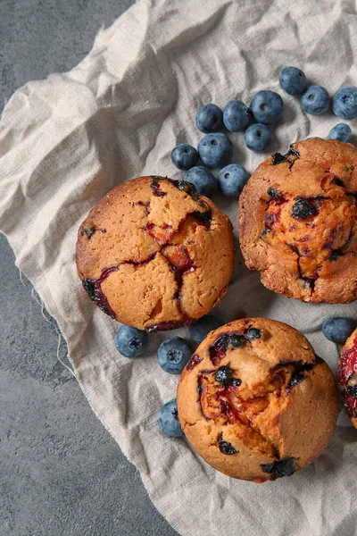 Smakelijke Blueberry Muffins Grijze Tafel — Stockfoto