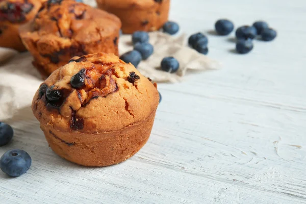 Savoureux Muffins Aux Myrtilles Sur Table Bois Blanc — Photo