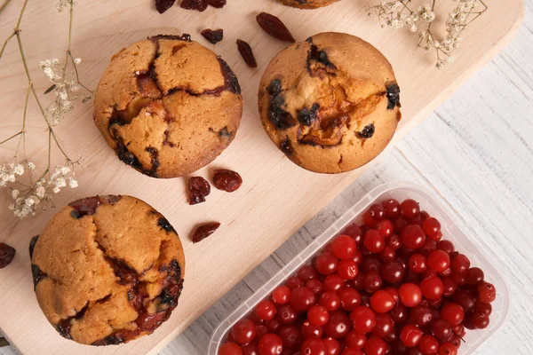 Tasty Cranberry Muffins Board — Stock Photo, Image