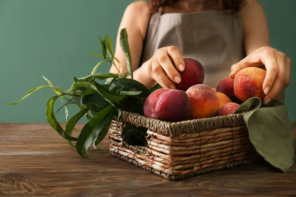 Woman Fresh Peaches Wooden Table — Stock Photo, Image