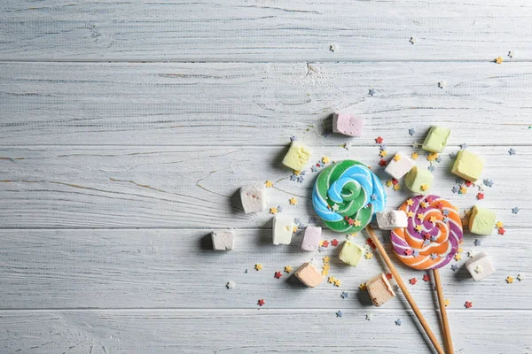 Delicious Lollipops Sweets White Wooden Background — Stock Photo, Image