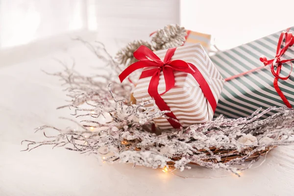 Hermosas Cajas Regalo Navidad Mesa Blanca — Foto de Stock