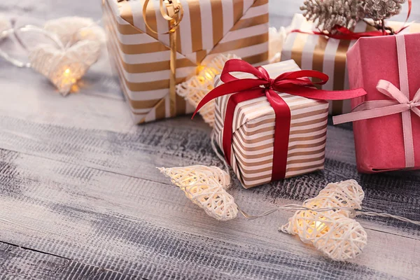 Belles Boîtes Cadeaux Noël Avec Décorations Sur Table Bois — Photo