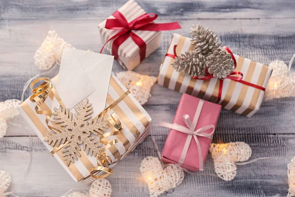 Όμορφα Κουτιά Δώρων Χριστουγέννων Διακοσμήσεις Στο Ξύλινο Τραπέζι — Φωτογραφία Αρχείου