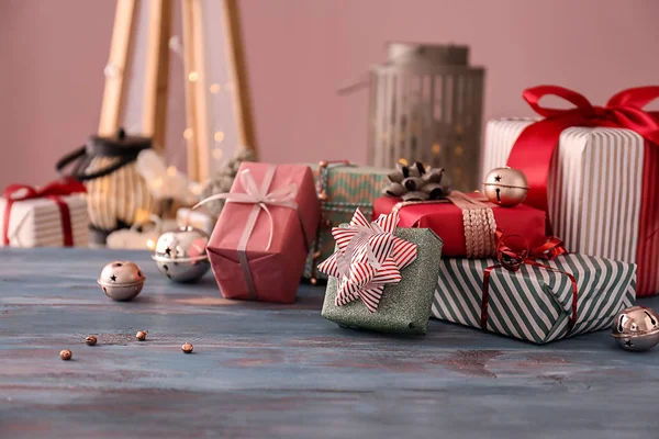 Krásné Vánoční Dárkové Krabice Dřevěné Tabulce Barev — Stock fotografie