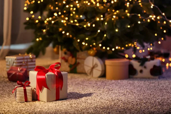 Krásné Vánoční Dárkové Krabice Podlaze Blízkosti Jedle Pokoji — Stock fotografie