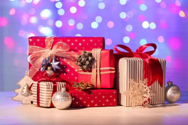 Caixas Presente Natal Bonitas Com Decorações Mesa Contra Luzes Embaçadas — Fotografia de Stock