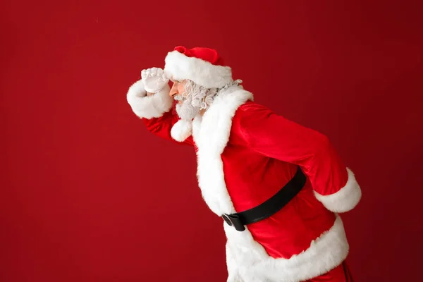 Porträt Des Weihnachtsmannes Der Weit Weg Auf Farbigem Hintergrund Blickt — Stockfoto