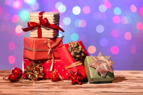 Mooie Kerst Geschenkdozen Met Versieringen Tafel Tegen Wazig Lights — Stockfoto