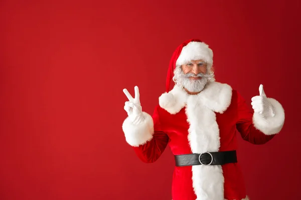 Портрет Санта Клауса Показывающий Большой Палец Вверх Жест Победы Цветном — стоковое фото