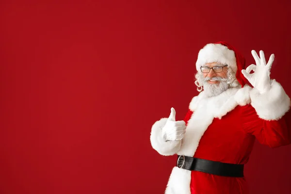 Портрет Деда Мороза Большим Пальцем Вверх Жестом Цветном Фоне — стоковое фото