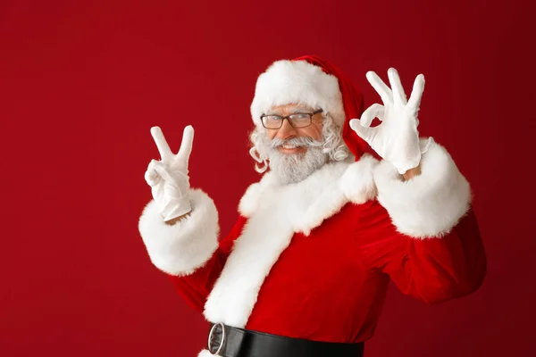 Ritratto Babbo Natale Che Mostra Gesto Vittoria Sullo Sfondo Colori — Foto Stock