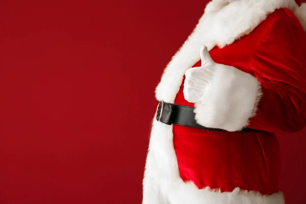 Santa Claus Visar Tummen Upp Färg Bakgrunden Närbild — Stockfoto