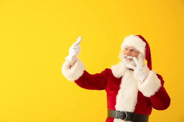 Père Noël Prendre Selfie Sur Fond Couleur — Photo