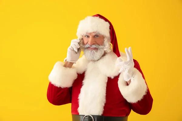 Санта Клаус Разговаривает Мобильному Телефону Цветном Фоне — стоковое фото