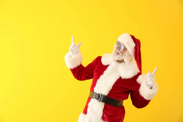 Coole Weihnachtsmänner Auf Farbigem Hintergrund — Stockfoto