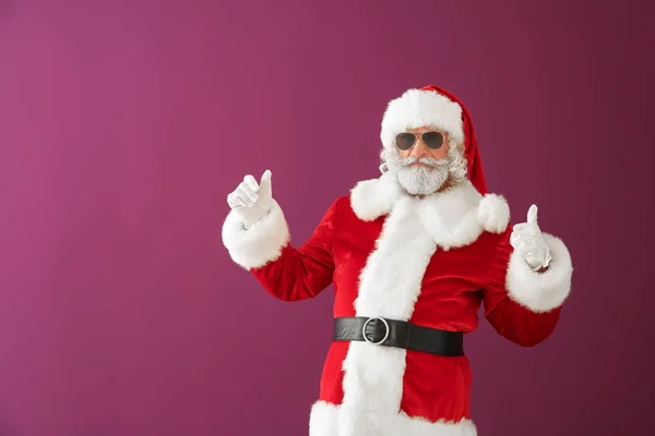 酷的圣诞老人显示拇指上的颜色背景 — 图库照片