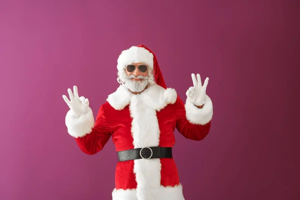 Cool Santa Claus Wyświetlono Gest Kolor Tła — Zdjęcie stockowe