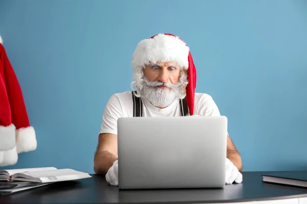 Santa Claus Działa Laptopie Tabeli — Zdjęcie stockowe