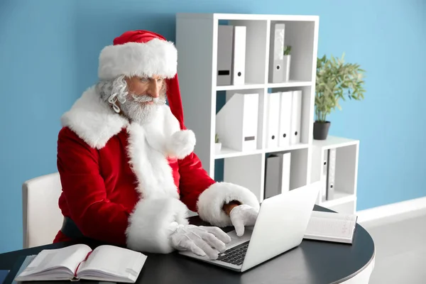 Santa Claus Working Laptop Table — Stock Photo, Image