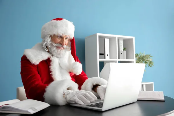 Санта Клауса Працює Над Ноутбук Стіл — стокове фото