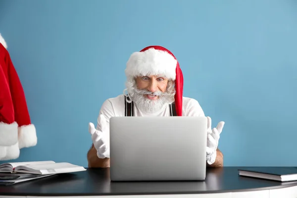 Santa Claus Working Laptop Table — Stock Photo, Image