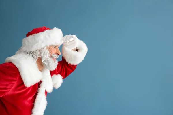 Portret Van Kerstman Ver Zoek Kleur Achtergrond — Stockfoto