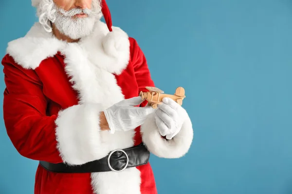 Kerstman Met Speelgoed Vliegtuig Kleur Achtergrond — Stockfoto