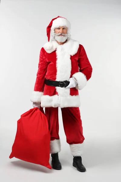 Portrait Père Noël Avec Sac Plein Cadeaux Sur Fond Blanc — Photo