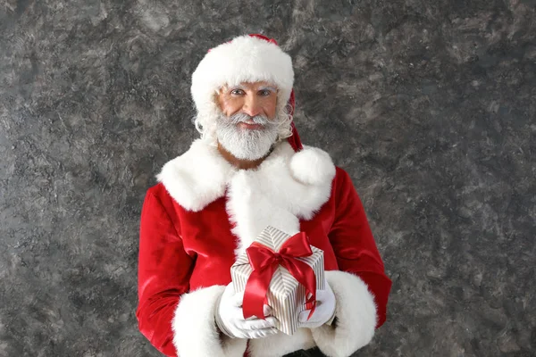 Santa Claus Con Caja Regalo Sobre Fondo Oscuro —  Fotos de Stock