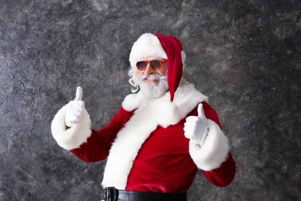 Retrato Papai Noel Legal Mostrando Polegar Para Cima Fundo Escuro — Fotografia de Stock