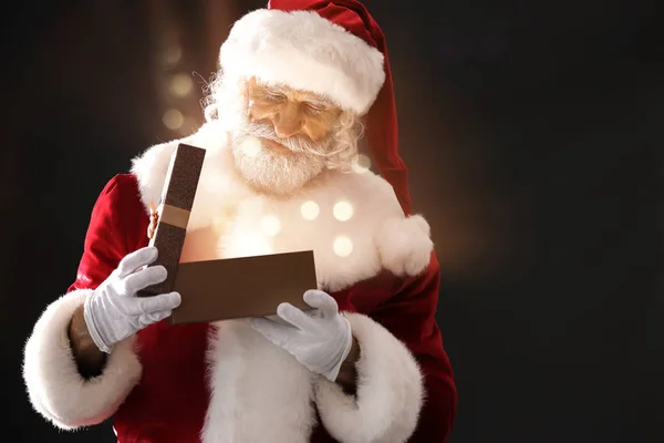 Retrato Santa Claus Abriendo Caja Regalo Sobre Fondo Oscuro — Foto de Stock