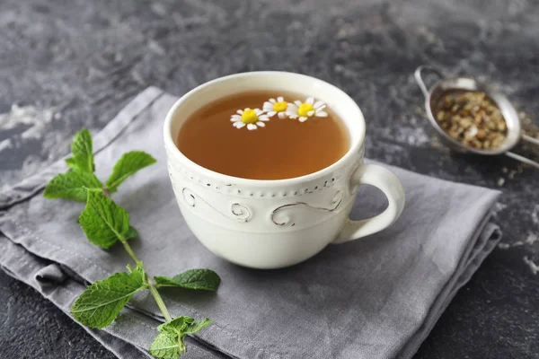 グランジのテーブルに美味しいカモミール茶のカップ — ストック写真