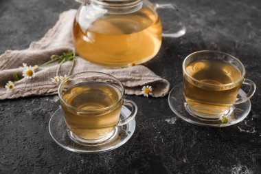 Lezzetli papatya çayı grunge masada bardak