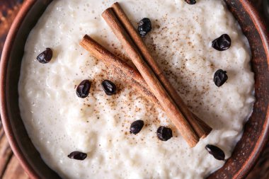 Lezzetli pirinç puding kase, closeup tarçın ile